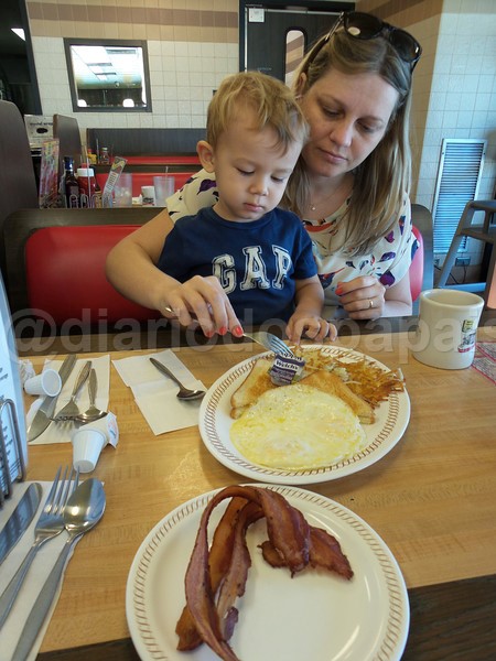 Café da manhã na estrada na Waffle House